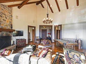 4BR Luxury Ranch Cabin by RedAwning