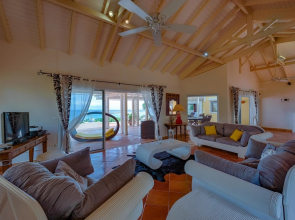 Stunning Orient Bay Ocean Views, Walk to the Beach! AC, Free Wifi, Swimming Pool