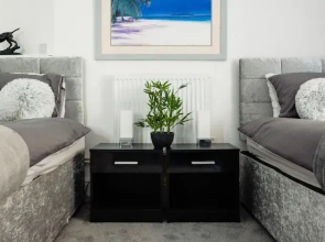 Sandybanks - Stylish apartment on Torquay promenade
