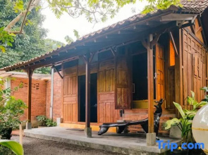 Ethnic Room at Omah Limasan by Omah Bungah