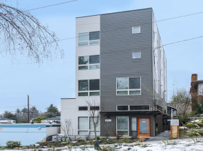 Urban Oasis Sleeps 8 Ultra Modern Condo