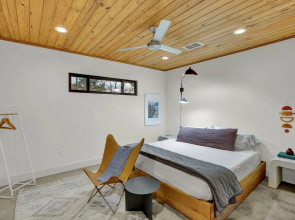 New! Stunning Modern Luxury Rental Steps to Main!