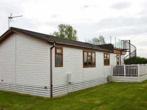 Beautiful 2-bed Lodge With hot tub and Saunain Ely
