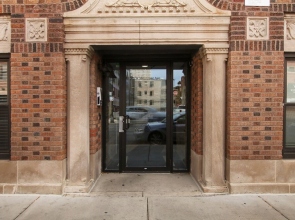 Minimalist Design Studio Apt in Uptown