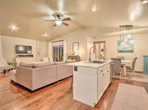 Townhome w/ Private Hot Tub, 8 Mi to Downtown