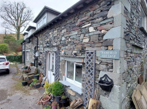 1 Bed Flat - Sleeps 4 - Garden - Parking - Wifi