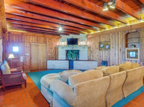 'ledge Lodge' Burkesville Getaway: Pool & Views!