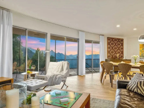Sleeps 10, Luxe 2 Homes Malibu Hills Retreat Cielo Estate by Avantstay
