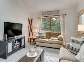 Bartlett Condo: 1 Mi to Attitash Mountain Resort!