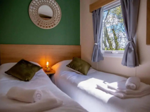 Tattershall Lakes Private Hot Tub Lodge - Sleeps 6
