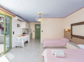 Apartment - Sleeps 10 - Parking - Garden - Pool