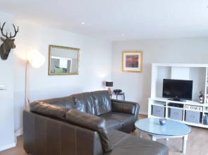 2 Bedroom Apartment By The Sea