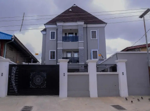 Bamgbose Apartments - Sleeps 2 - Parking - Wifi