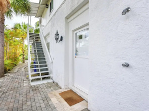 Siesta Key Oasis w/ Outdoor Pool + Screened Lanai!