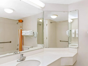 La Quinta Inn & Suites by Wyndham Orlando I Drive/Conv Ctr