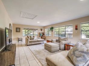 Sunny Warner Robins Home ~ 1 Mi to Robins Afb!
