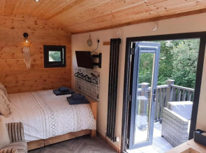 Min yr Afon - Cabin - Sleeps 2 - Hot Tub - Parking