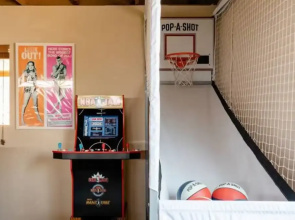 Darling Desert Abode W/hot-tub + Game Room 3 Bedroom Home by RedAwning
