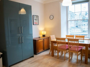 Traditional 3 Bedroom Apartment in Central Edinburgh