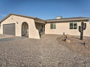 3 Mi to Water: Lake Havasu Gem w/ Fire Pit & Grill