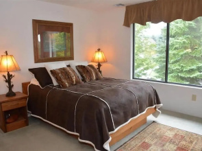 Seven Springs Sunridge 1 BR Loft Deluxe Condo, Ski-In/Out by RedAwning