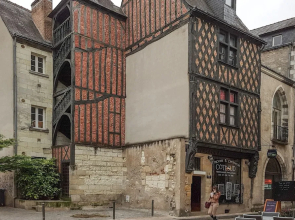 Grand T2 Vieux Tours Immeuble historique