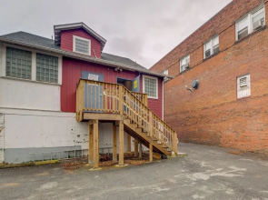 Easy Metro Access: Wfh-friendly Apt 7 Mi to DC!