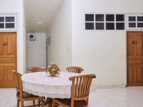 Rizki Dhira Guest House by OYO Rooms