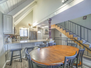 Remodeled Getaway W/ Spa, Walk To Ge! 2 Bedroom Home