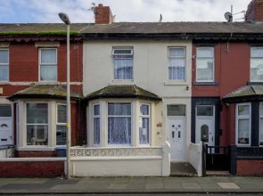 5 Bed House - Sleeps 10 - Garden - Parking - Wifi