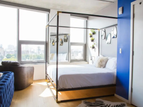 Coral Homes - Designer Penthouse in Old City - "Cool Jazz" Suite