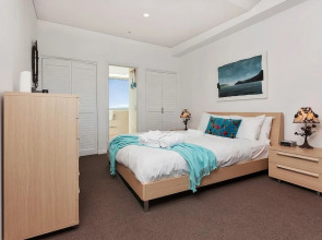 QV Spacious Waterfront Apartment - 748