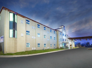 Travelodge by Wyndham Romulus Detroit Airport