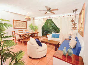 Cozy stay Tropical Vibes near Beach