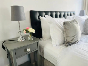 Trinity Apartments - 2c 1-Bed Apt King or Twin Beds