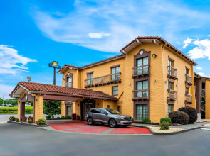 Days Inn by Wyndham Birmingham/West
