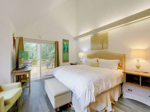 1/2 Mi to Skiing: Resort Getaway in Sapphire!