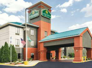 La Quinta Inn & Suites by Wyndham Louisville East
