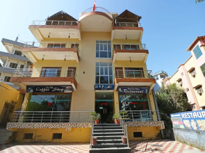 OYO 9848 Hotel Dev Palace