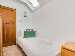 Charming 3 Bedroom House garden & parking - next to CS Lewis Nature Reserve