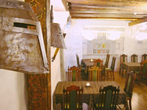 Отель Three Crowns Residents