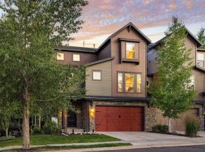 Abigail Drive Year-round Retreat w/ Hot Tub Near Trails + Historic Main St
