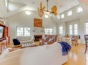 Spacious Avalon Beach House - 2 Blocks to Water!