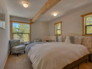 Black Bear by Avantstay Spacious Viking Lodge in Tahoe Donner w/ Game Room & Hot Tub!