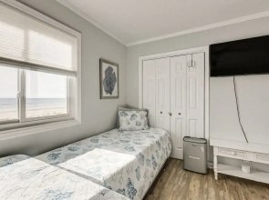 Ocean Isle Beach Condo w/ Balcony: Steps to Shore!