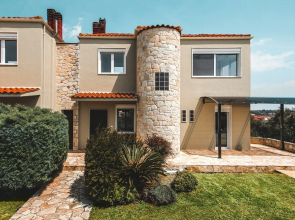 Chloe Apartments by QR booking