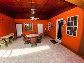 Hummingbird Home Suites Queen Room 3-1