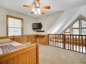 Woodland Oasis by Avantstay Hot Tub, Firepit, Walk to Lake