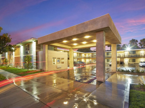 Eden Roc Inn & Suites