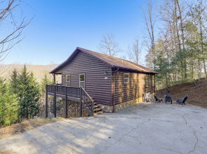 Mtn-view Getaway w/ Lake Access in Whittier!